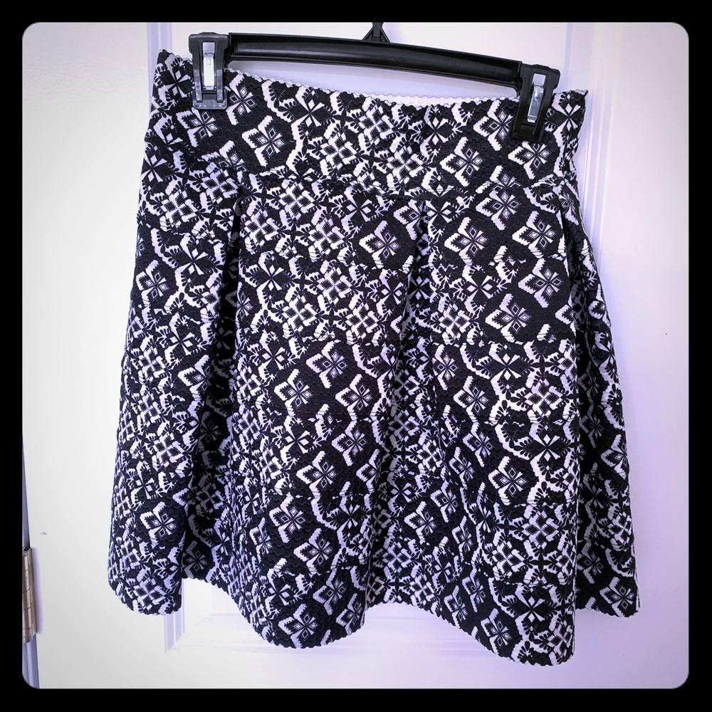 Xhilaration Structured Pleaded Skirt. Size large.